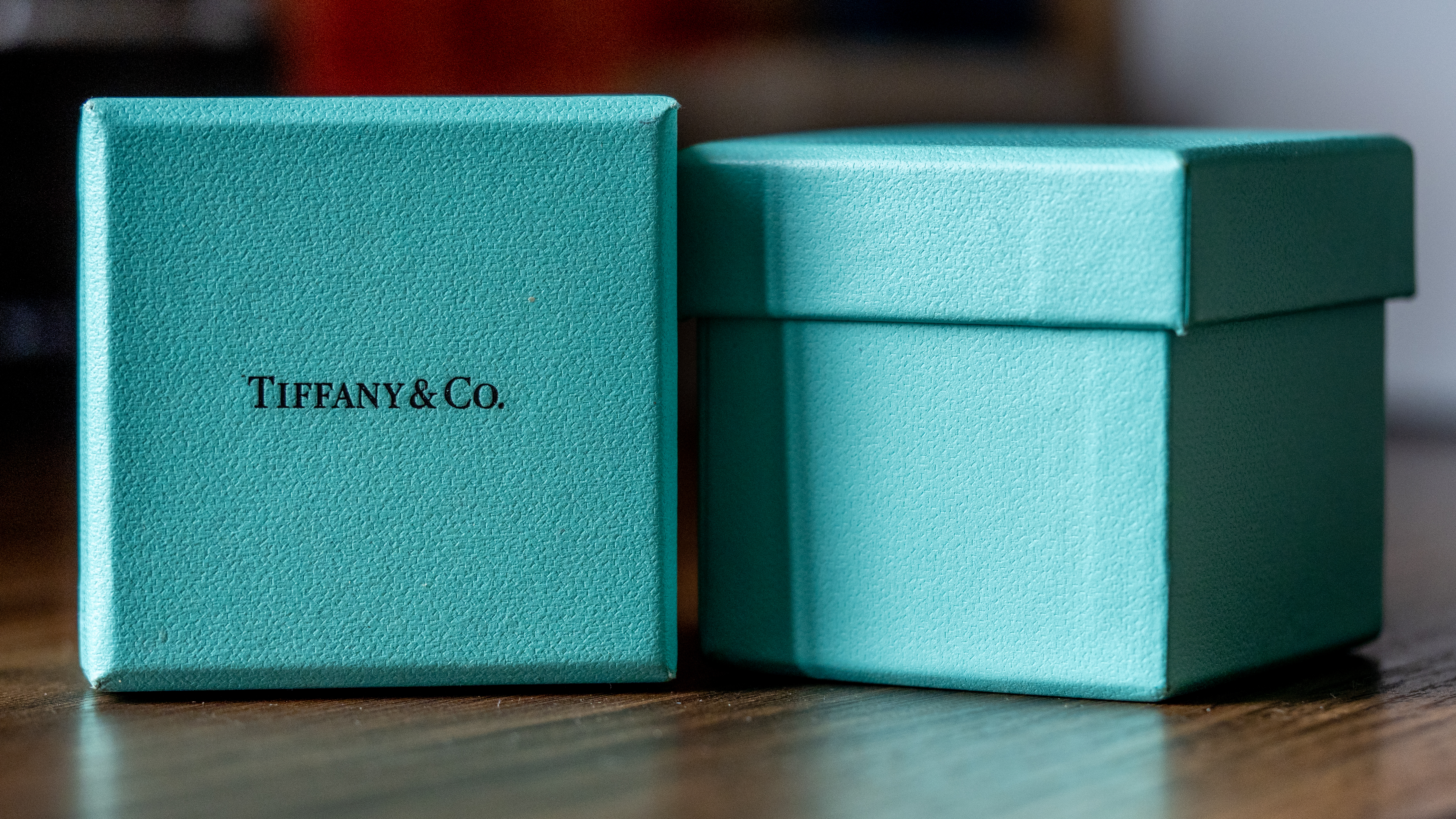 Tiffany 藍盒特寫,置於木質桌面